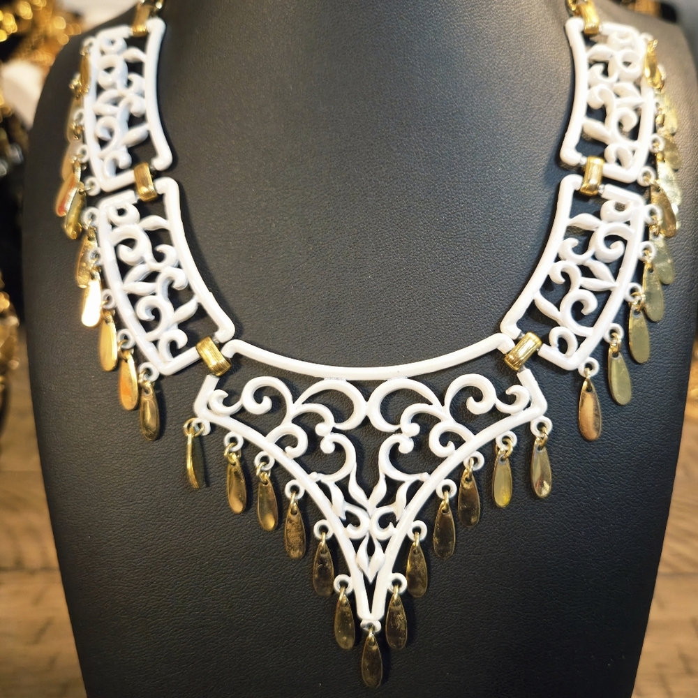 *RARE* Vintage 1970s Egyptian Revival White and Gold Ornate Necklace 16in